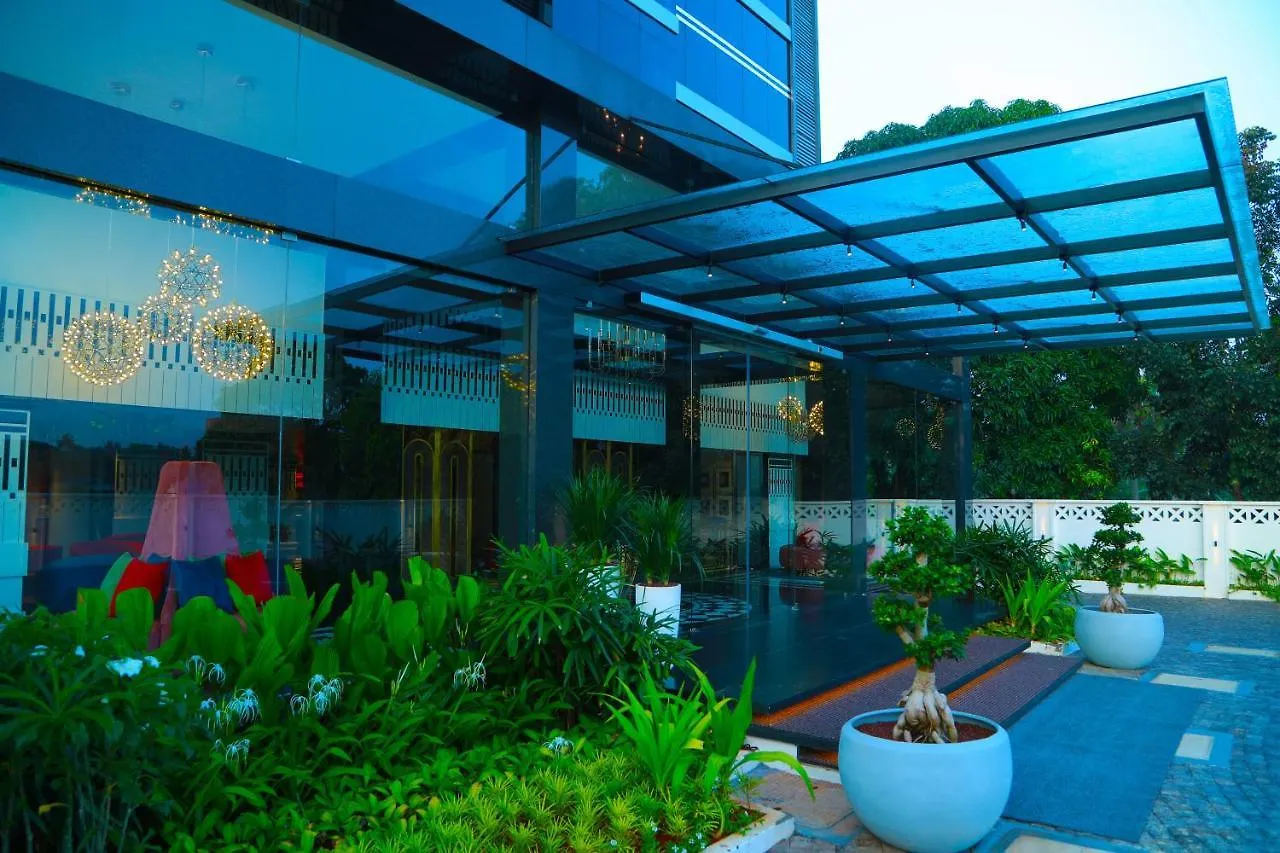 Noah Sky Suites Kochi 4*,